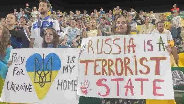 У украинки отобрали антироссийский плакат во время матча АЕК – Динамо: видео и безумное объяснение поступка
