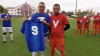 Вышли в футболках с «V» и «Z»: экс-форвард сборной Украины сыграл в матче ветеранов в оккупированном Крыму