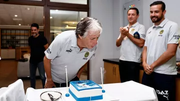 Луческу и не снилось: тренера Фенербахче поздравили с днем рождения в стиле «Крестного отца» — видео момента