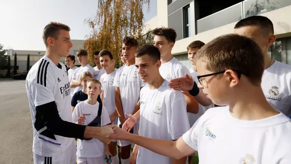 Лунин встретился с украинскими детьми в Мадриде: Реал пригласил их на матч Лиги чемпионов с Шахтером