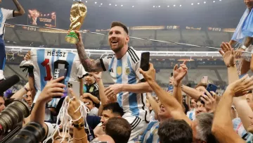 Месси выложил 200 тысяч евро на 35 золотых iPhone: шикарные подарки получили игроки и персонал сборной Аргентины