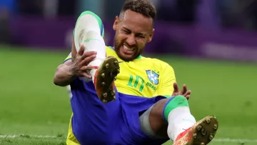 Вся Бразилия на молитвах: источник сообщил о состоянии Неймара после победного матча с Сербией