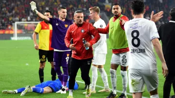 Фанат жестоко избил вратаря: видео скандального эпизода в матче чемпионата Турции