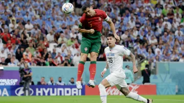 Помог датчик: ФИФА заявила, что Роналду не коснулся мяча в моменте с первым голом Португалии в игре с Уругваем