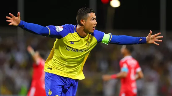 Роналду попросил арбитра подписать мяч после рекордного хет-трика: видео выдающегося момента для португальца