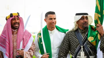 Роналду с мечем в руках отпраздновал день Саудовской Аравии: необычные кадры форварда в национальном костюме