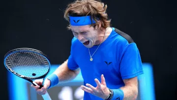 «Пожалуйста, скажите им»: российский теннисист пожаловался судье на украинцев во время матча Australian Open