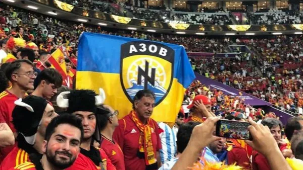 Во время матча между Испанией и Германией у болельщиков отобрали флаг АЗОВа