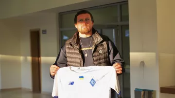 Усик посетил матч Динамо и пообщался с Суркисом: украинский боксер рассказал, когда начал болеть за киевлян