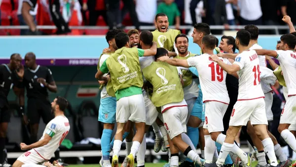 Дебютная красная на ЧМ-2022 и рекорд Бэйла: видео зрелищной победы Ирана над Уэльсом с голами на 101-й минуте