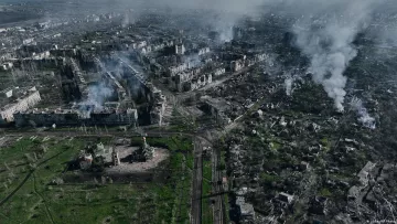 Российские оккупанты сжигают Бахмут дотла: в сети появилось фото разрушенного стадиона «Металлург»
