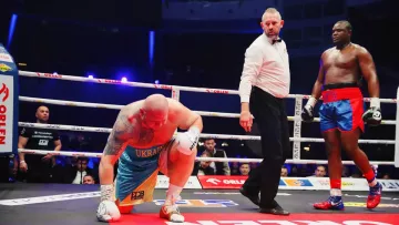Украинский «Халк» впервые в карьере проиграл боксеру, который остановил Усика: видео одностороннего избиения