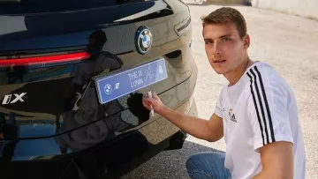 Лунин и его новый автомобиль: фото шикарного электрокара украинского голкипера Реала