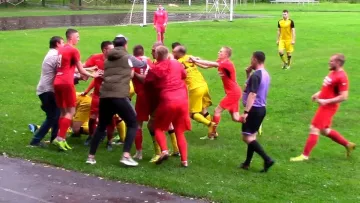 Отец футболиста выбежал на поле во время матча и ударил 13-летнего ребенка: видео шокирующего момента на Закарпатье 