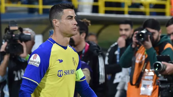 Роналду спровоцировали арабские фаны, скандируя во время матча «Месси», португалец ответил: видео неприличного жеста