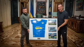 Шевченко сделал Зеленскому футбольный подарок: президент Украины получил футболку с автографами участников Game4Ukraine