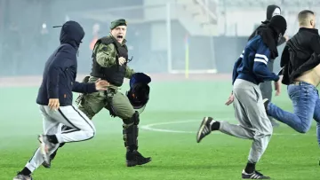 Скандал в большом европейском дерби: фанаты ворвались на поле – футболистам пришлось спасаться бегством