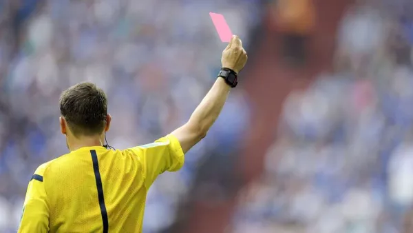 В футболе появится розовая карточка: новинку скоро представят на престижном турнире
