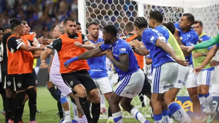 Массовая драка в Бразилии: в финале чемпионата штата показали 23 красных карточки