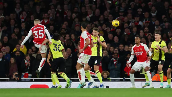 Мяч Зинченко помог Арсеналу обыграть Бернли: украинец принял участие в еще одной голевой атаке