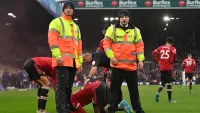 Пожизненный бан за град из монет в футболистов: Лидс жестко накажет фанатов за беспорядки во время дерби с Манчестер Юнайтед