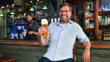 Не отставая от тренера Миколенко: Клопп вынес пиво для фанатов Ливерпуля прямо из клубного автобуса