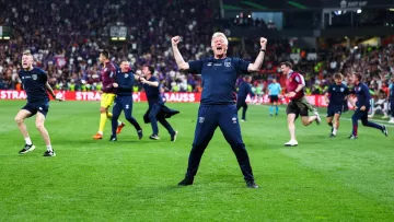 Бывший тренер Ярмоленко устроил танцы с пивом после победы в Лиге конференций: видео невероятных эмоций