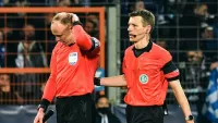 Бохум и Боруссия не доиграли матч из-за атаки на лайнсмена: видео инцидента