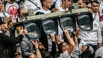 Оторванная лавка и тысячи людей на футбольном поле: болельщики Айнтрахта шумно отметили первый за 42 года выход в финал еврокубка