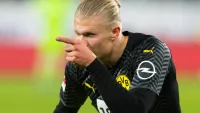 В матче Бундеслиги болельщица Вольфсбурга поприветствовала возвращение Холанда неприличным жестом 