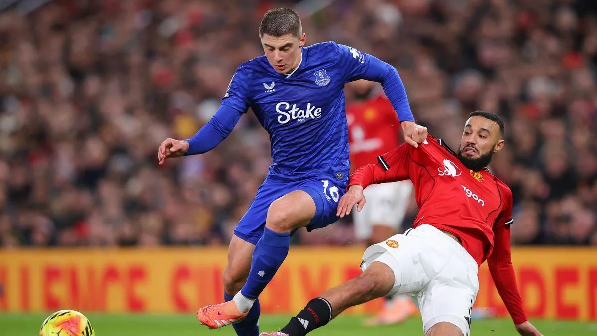 Эвертон в меньшинстве на выезде победил Манчестер Юнайтед: одноклубники Миколенко подрались во время матча