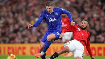 Эвертон в меньшинстве на выезде победил Манчестер Юнайтед: одноклубники Миколенко подрались во время матча