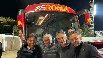 Моуриньо сел за руль автобуса с игроками Ромы и чуть не устроил ДТП: видео вождения «Особенного»
