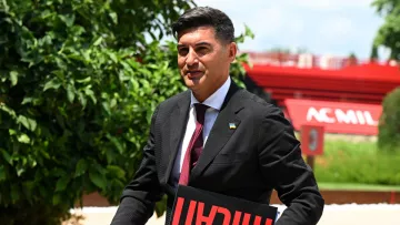 Экс-тренер Шахтера поддержал Украину: португалец пришел на свою презентацию в Милане с флагом нашей страны