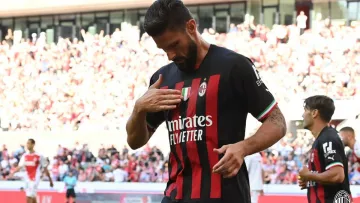 Жиру забил потрясающий гол в историческом матче: видео победы Милана с революционной съемкой от первого лица
