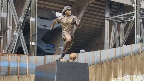 В день годовщины смерти Марадоны возле домашней арены Наполи открыли памятник великому футболисту