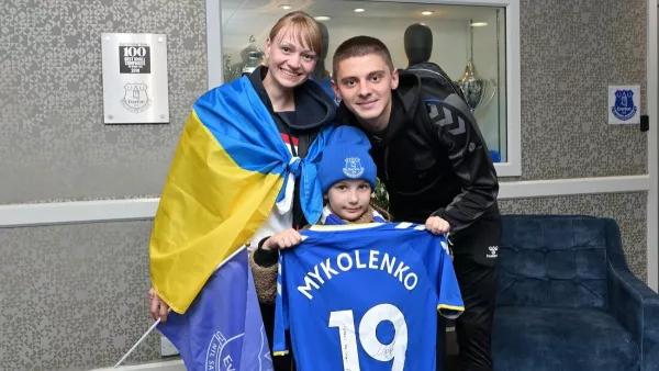 Полная сумка подарков и персональная встреча с Миколенко: британский фанат не пожалел для украинских беженцев абонемент на матч Эвертона