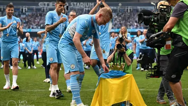 Особенный момент для Зинченко: украинец расплакался с трофеем АПЛ и флагом Украины во время награждения Манчестер Сити