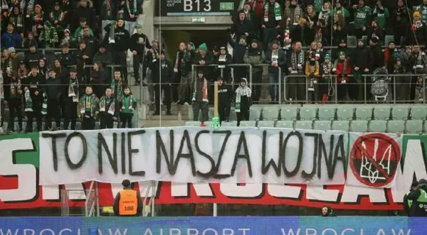 «Это не наша война»: фанаты польского клуба выступили против помощи Украине