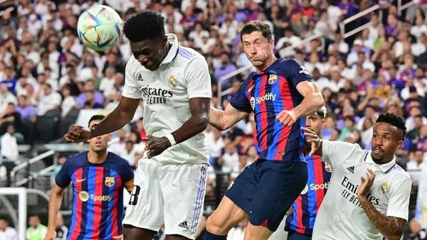 Реал без Лунина уступил Барселоне: видео дебюта Левандовски, шикарного гола Рафиньи и массовой потасовки