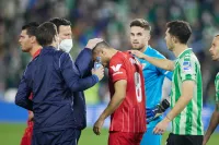 Видео инцидента: матч Кубка Испании с голом экс-форварда Металлиста был прерван из-за брошенной в голову игрока палки
