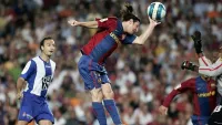 15 лет назад Месси забил свой самый скандальный гол за Барселону: видео знакового мяча Лео в стиле Марадоны