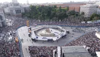 Сегодня можно отпраздновать: Реал устроил чемпионский парад улицами Мадрида с привязанным к автобусу кубком