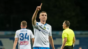 Лучший форвард Динамо задержится в киевском клубе: бело-синие договорились о продлении контракта с нападающим