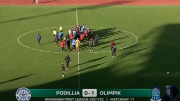 Футболисты Подолья и Олимпика устроили массовую драку после финального свистка