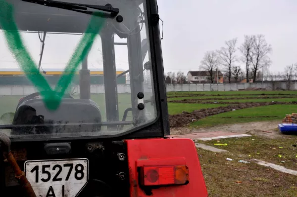 Воевать не умеют, остается только гадить: чеченцы испортили футбольное поле в освобожденной Бородянке