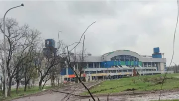 «До стадиона не можем добраться из-за блок-постов»: по слухам, на домашний стадион Мариуполя сбросили авиабомбы