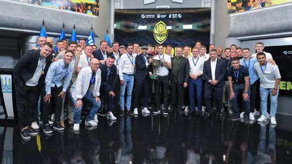 Шахтер получил золотые медали чемпионата Украины: фото счастливых игроков донецкой команды с наградами