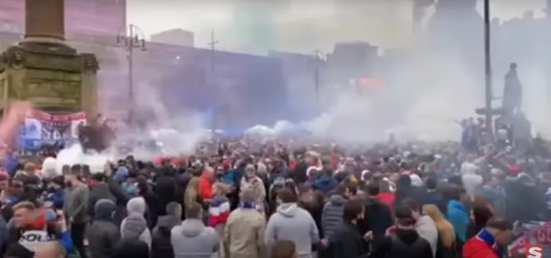 Праздновавшие чемпионство Рейнджерс фанаты нарушили COVID-ограничения в Глазго. Правительство назвало это позором