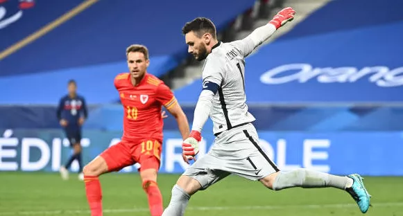 Голкипер Тотенхэма обновил рекорд по числу матчей в качестве капитана сборной Франции
